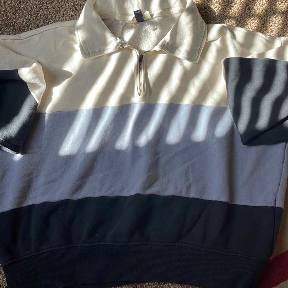 universal thread crewneck